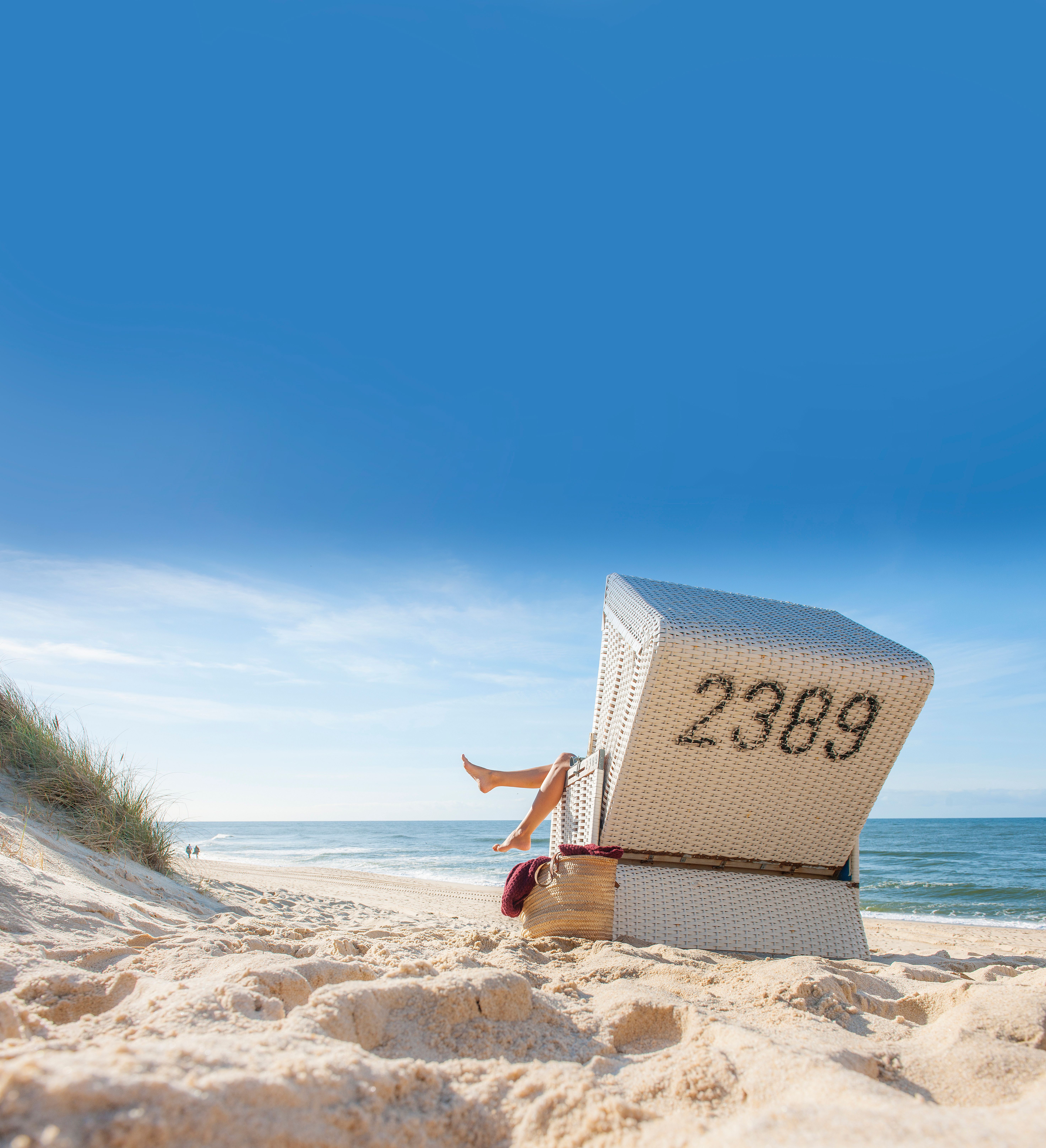 Strandkorb am Nordseestrand bei Ebbe