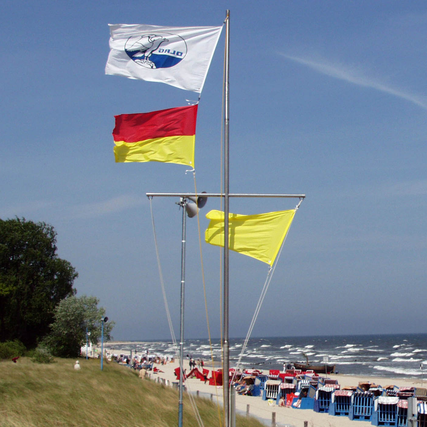 Rettungsschwimmerturm mit DLRG Flagge