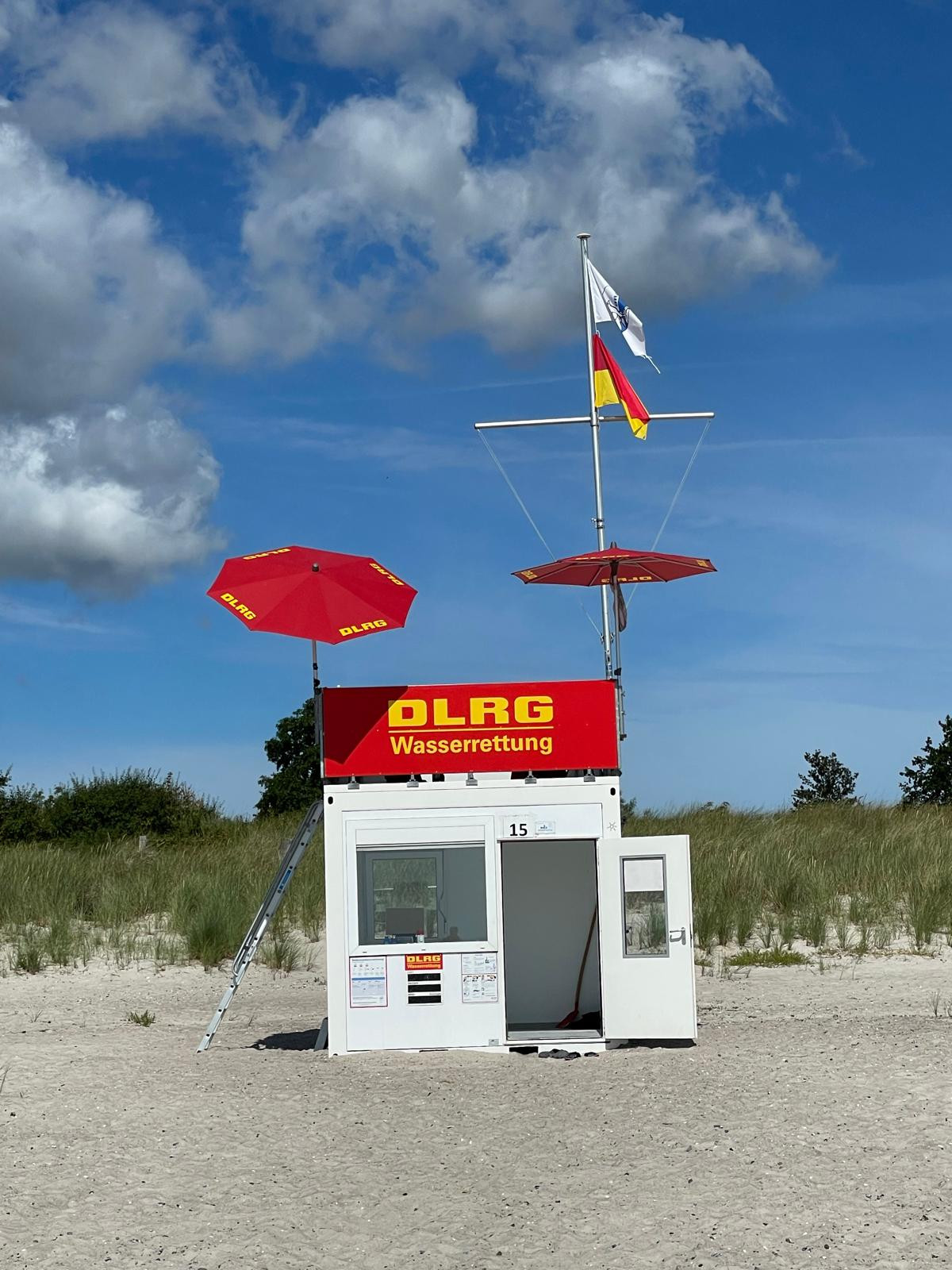 DLRG Rettungsschwimmer Wachturm am Strand