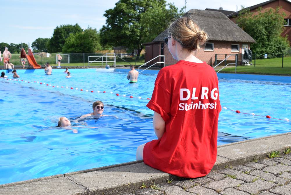 Schwimmtraining Rettungsschwimmausbildung im Schwimmbad
