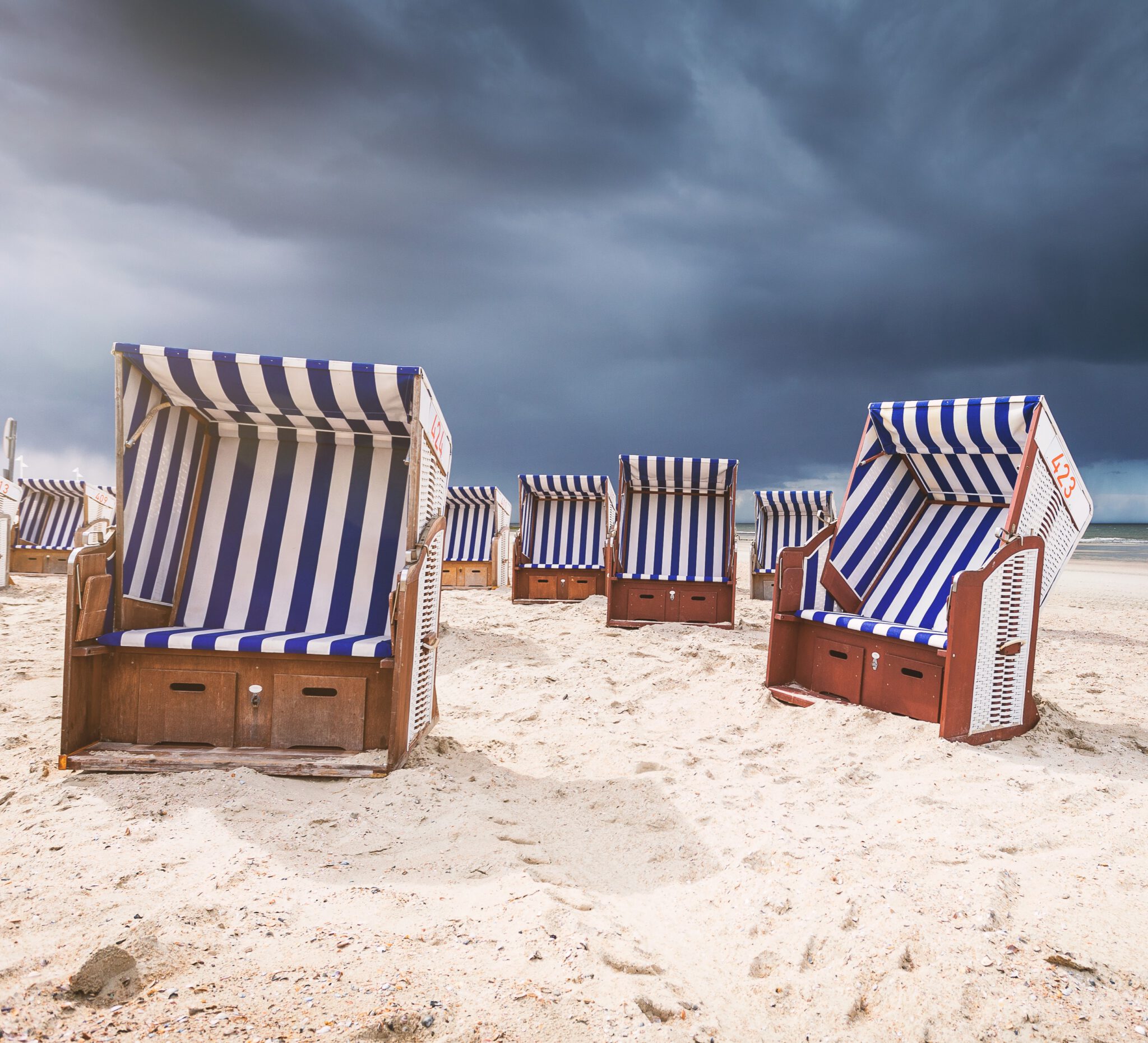 Strandkorb mit Sonnenschutz fuer Senioren