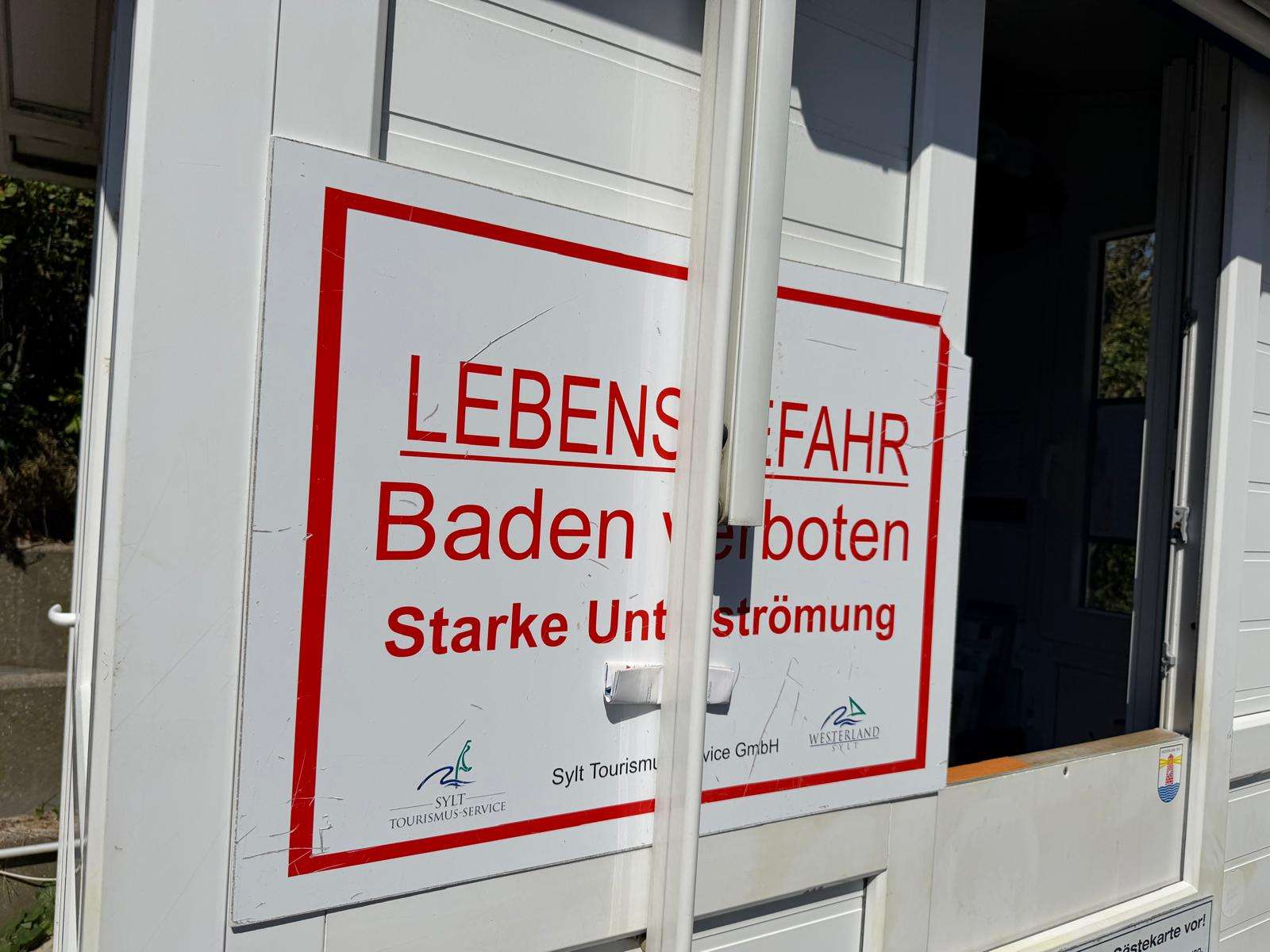 Warnschild Stroemung am Strandzugang