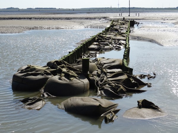 Priel im Watt mit stroemendem Wasser